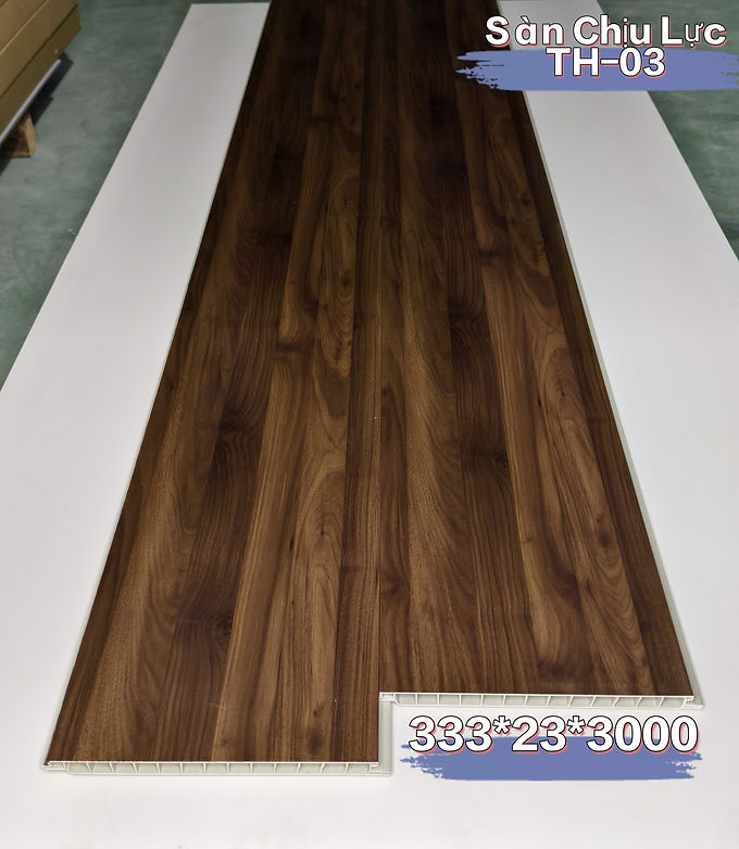  • Kích thước: 23x333mm. 
 • Chiều dài: 3 mét. 
 • Quy cách: 3 thanh/kiện.
 • Thiết kế dày dặn, cấu trúc rỗng khoa học giúp giảm trọng lượng nhưng vẫn giữ độ cứng cao. 
 • Ứng dụng: thi công sàn ban công, sân vườn, hồ bơi, lối đi ngoài trời và các công trình cần độ bền lâu dài.