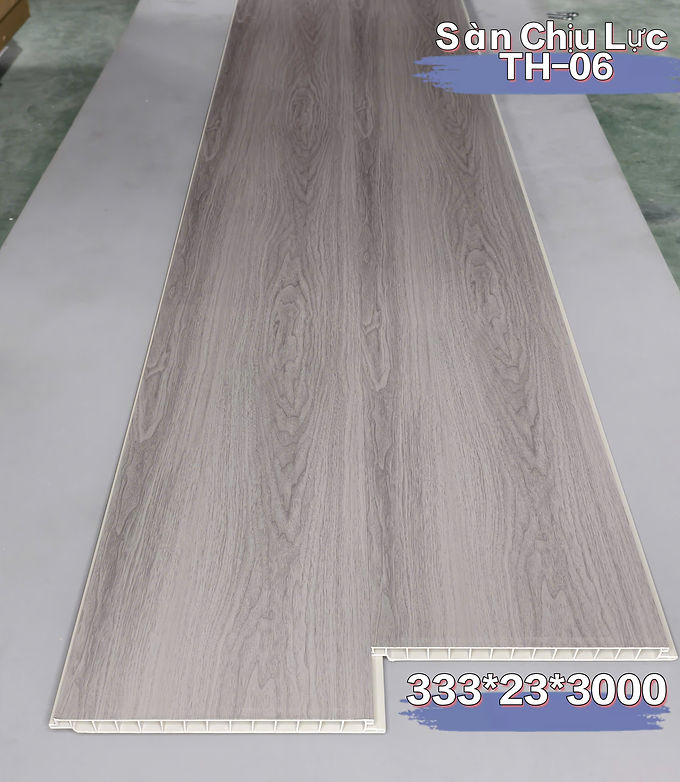  • Kích thước: 23x333mm. 
 • Chiều dài: 3 mét. 
 • Quy cách: 3 thanh/kiện.
 • Thiết kế dày dặn, cấu trúc rỗng khoa học giúp giảm trọng lượng nhưng vẫn giữ độ cứng cao. 
 • Ứng dụng: thi công sàn ban công, sân vườn, hồ bơi, lối đi ngoài trời và các công trình cần độ bền lâu dài.