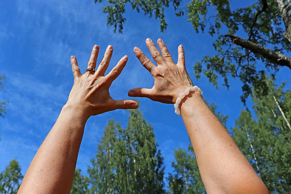 Yarnanta_hands_IMG_0482_M.jpg