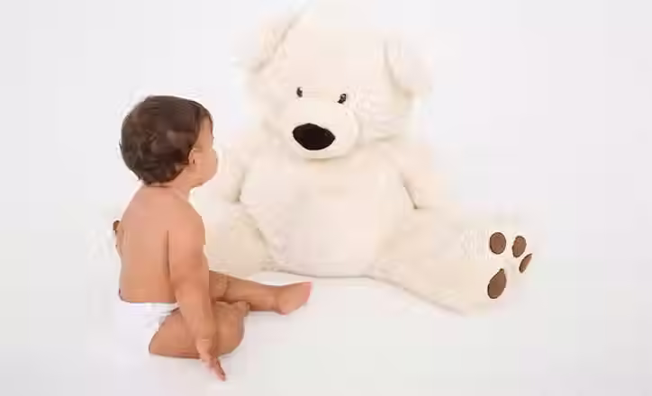 Bébé et ours en peluche.avif
