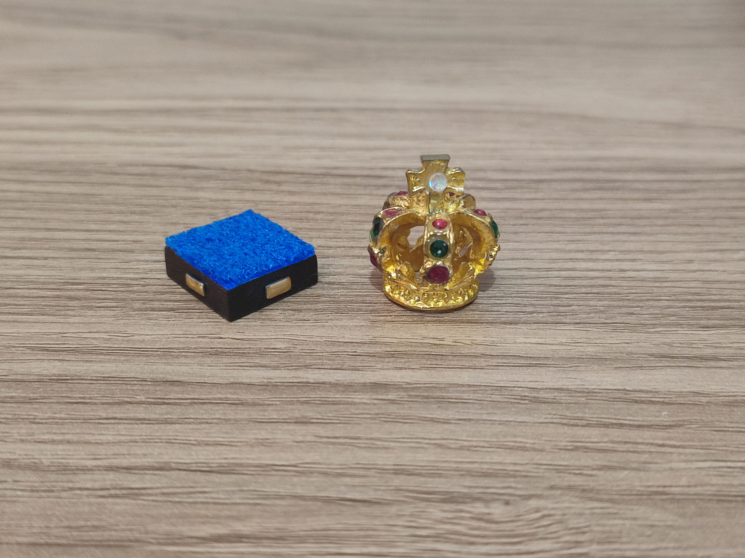 1/12 dolls house miniature Handmade Gold Crown on Stand Ornament Table Tudor