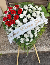 Cuore grande di rose bianche con ciuffo di rose rosse