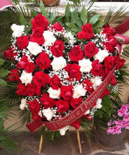 Cuore grande di rose rosse e bianche