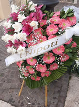 Cuore grande base rossa con ciuffo di rose 2