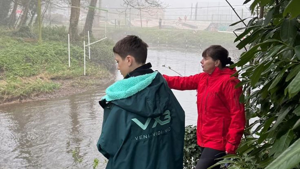 Seren Dwr paddler, Ioan Sutherland discussing the course with Stafford and Stone (and Seren Dwr member) Ingela Hoeglund