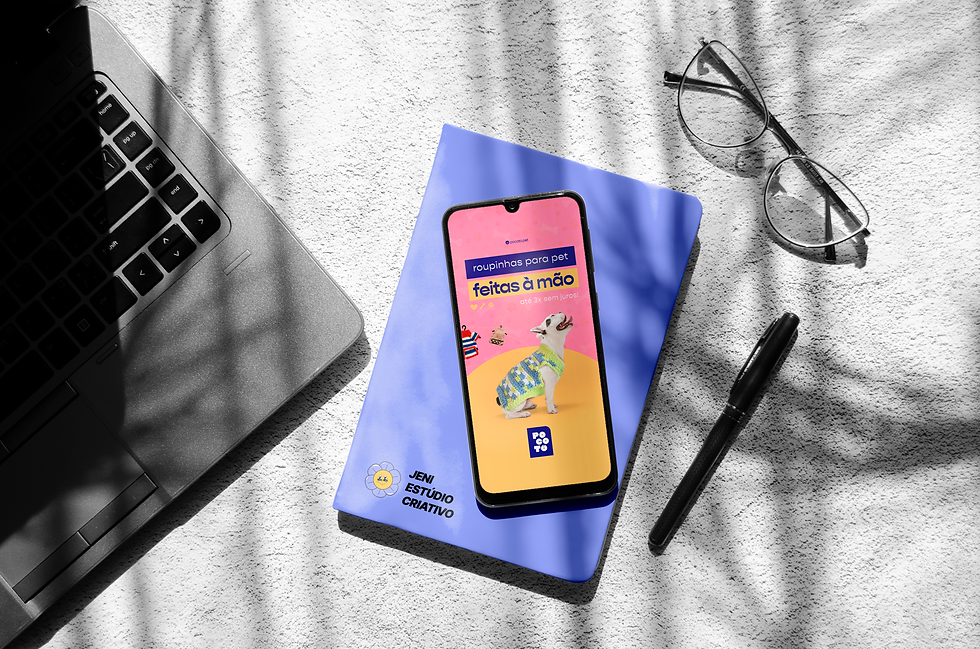 Imagem de um celular sobre um caderno com um post de rede social de um cliente. Imagem desenvolvida por Jeni Estudio Criativo