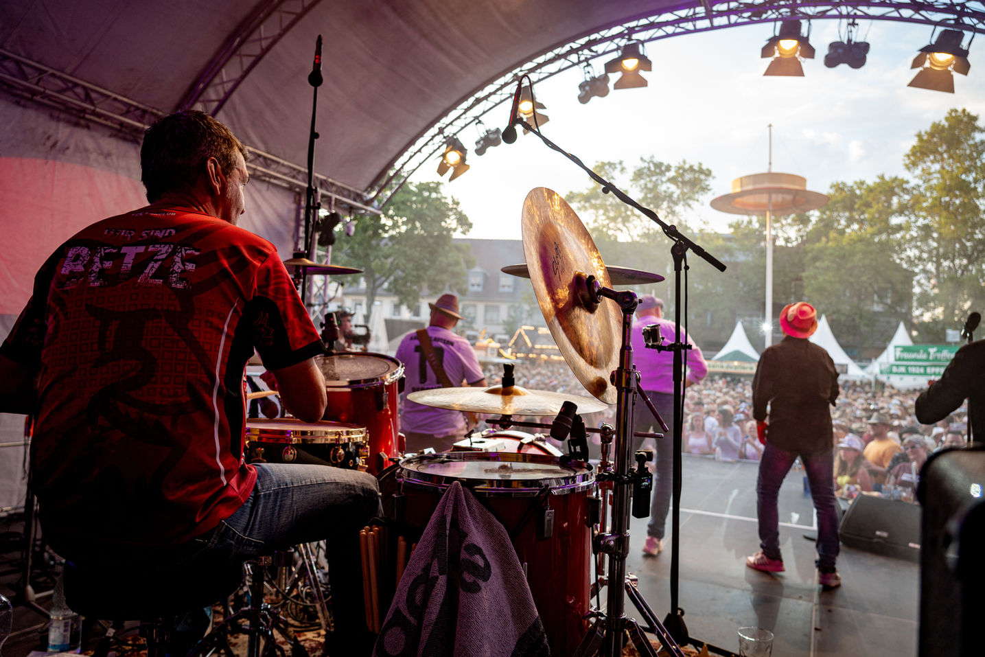 Blick von der Bühne mit Schlagzeug am Rand
