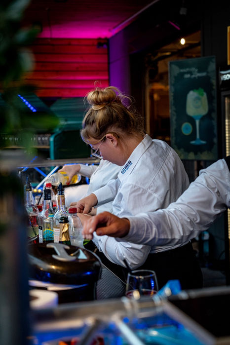 Barkeeperin beim Zubereiten eines Drinks