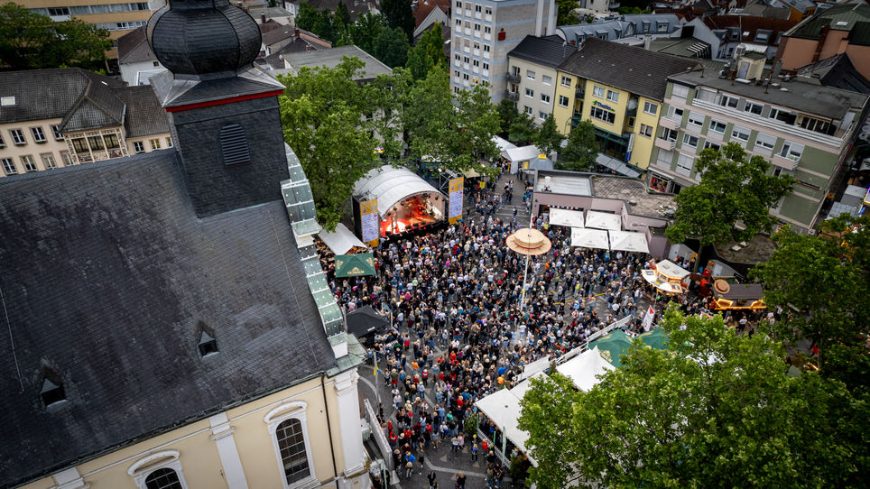 Drohnenaufnahme vom Rathausplatz mit Bühne