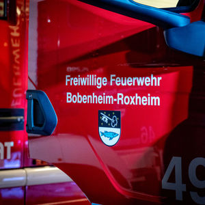 Tür eines Löschfahrzeuges mit Gemeindewappen