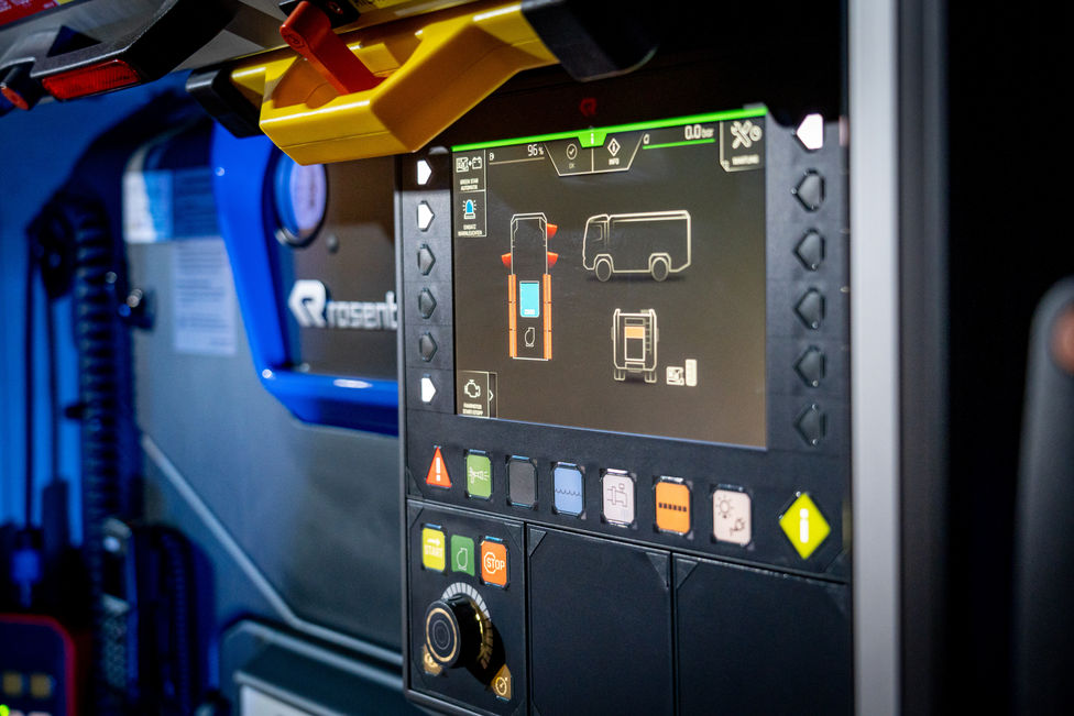 Pumpenbedienpanel des Löschfahrzeugs (Display mit Knöpfen um die Pumpe zu bedienen)
