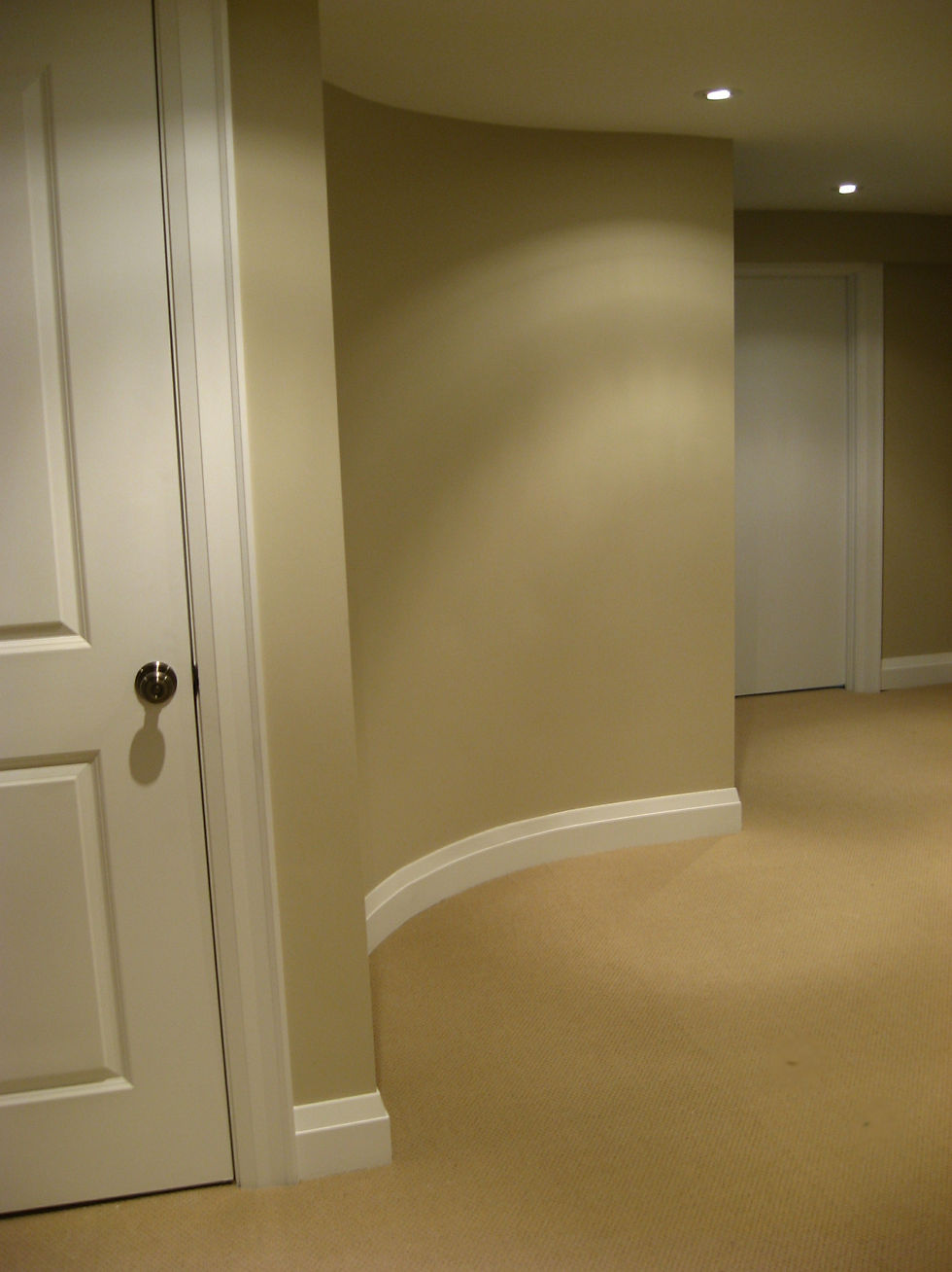 Door W. Curved Base