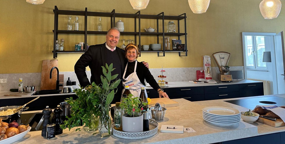 Frau Heike Sigg und Thomas Wimmer in der ratiomat Aktiv-Küche.