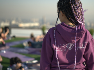¿Buscas una experiencia de marca inolvidable? Descubre el yoga en helipuerto como tendencia wellness 2025
