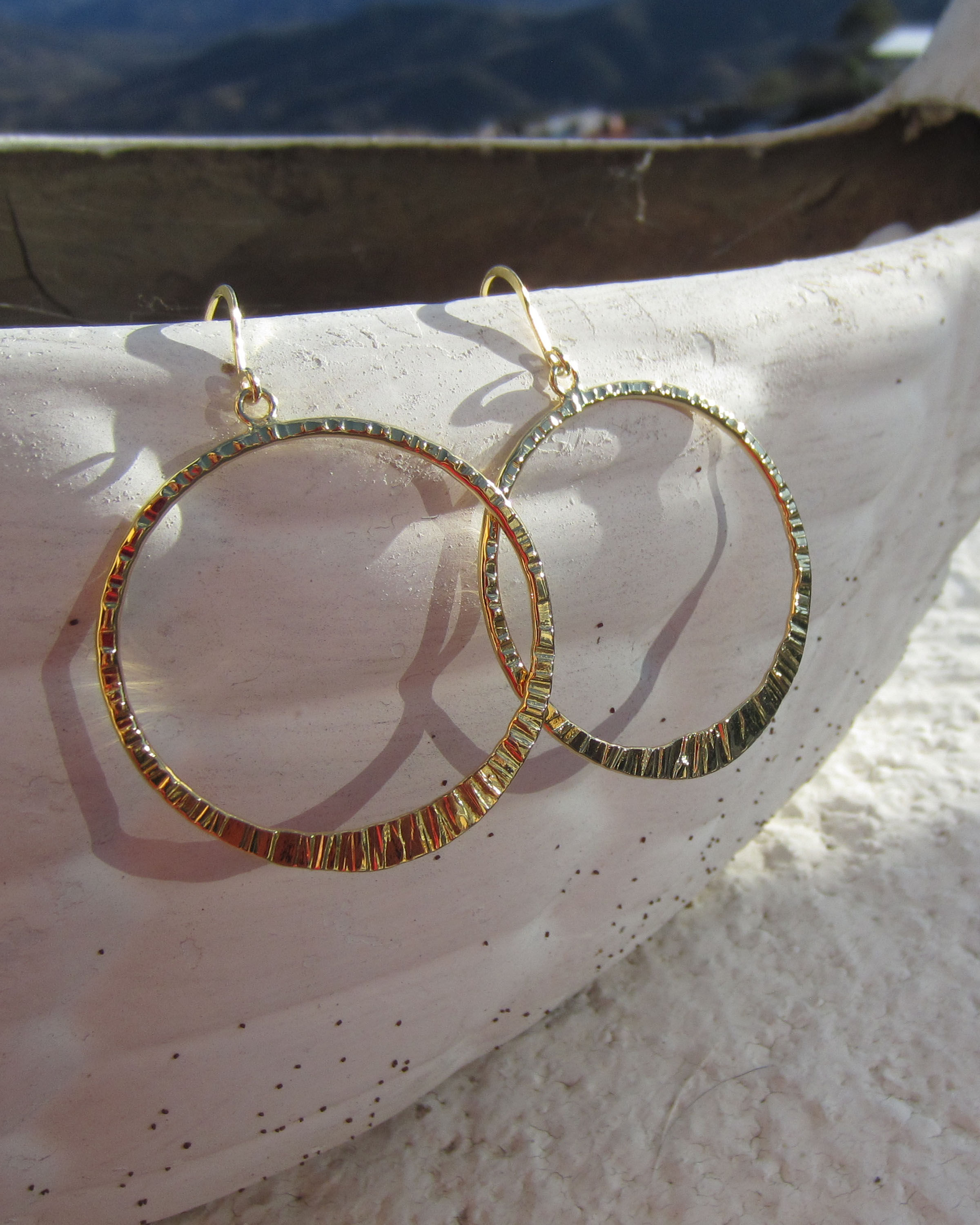 HOOP EARRING WITH LINES