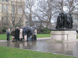 Pessoas e esculturas