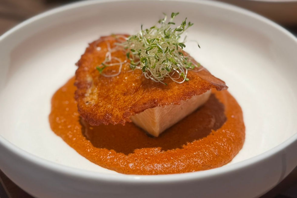 Salmón en Pipián Rojo con Costra de Queso Monterey Jack