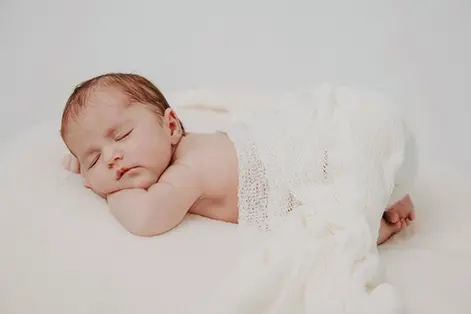 Fotograf in Aarau Babyfotografie Newborn im Foto Studio Aargau Lenzburg Solothurn Brugg