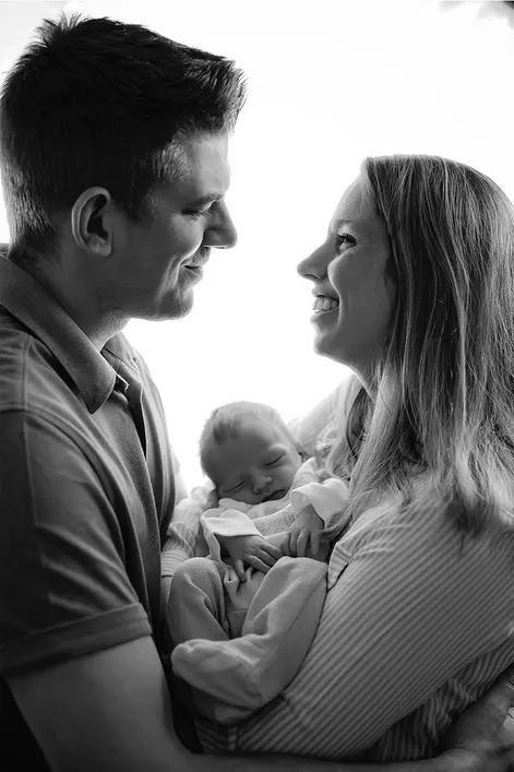 Babyfotos mit Eltern Schwarz-Weiss im Fotostudio Fotograf in Aarau