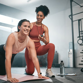 Coach aidant une femme