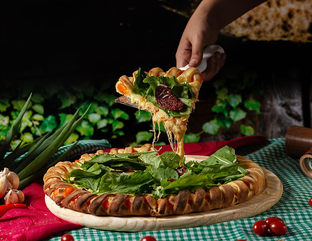 Image de pizza avec des feuilles de basilic en garniture
