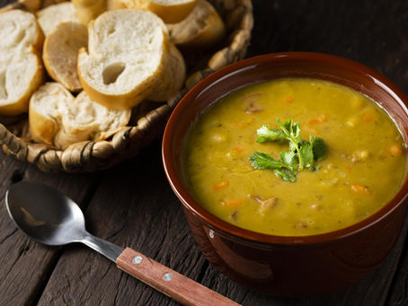 Soupe avec pain coupé