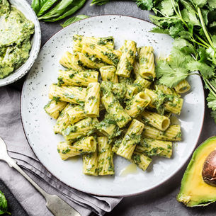 Pâtes complètes au pesto d’avocat