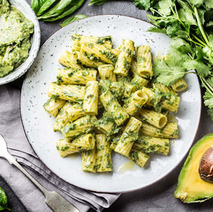 Pâtes complètes au pesto d’avocat