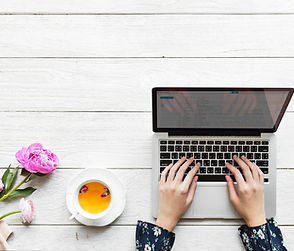 laptop på skrivbord