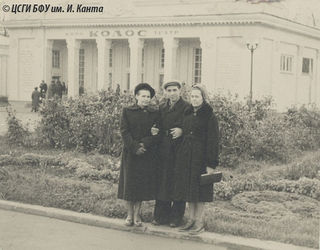 У кинотеатра "Колос"