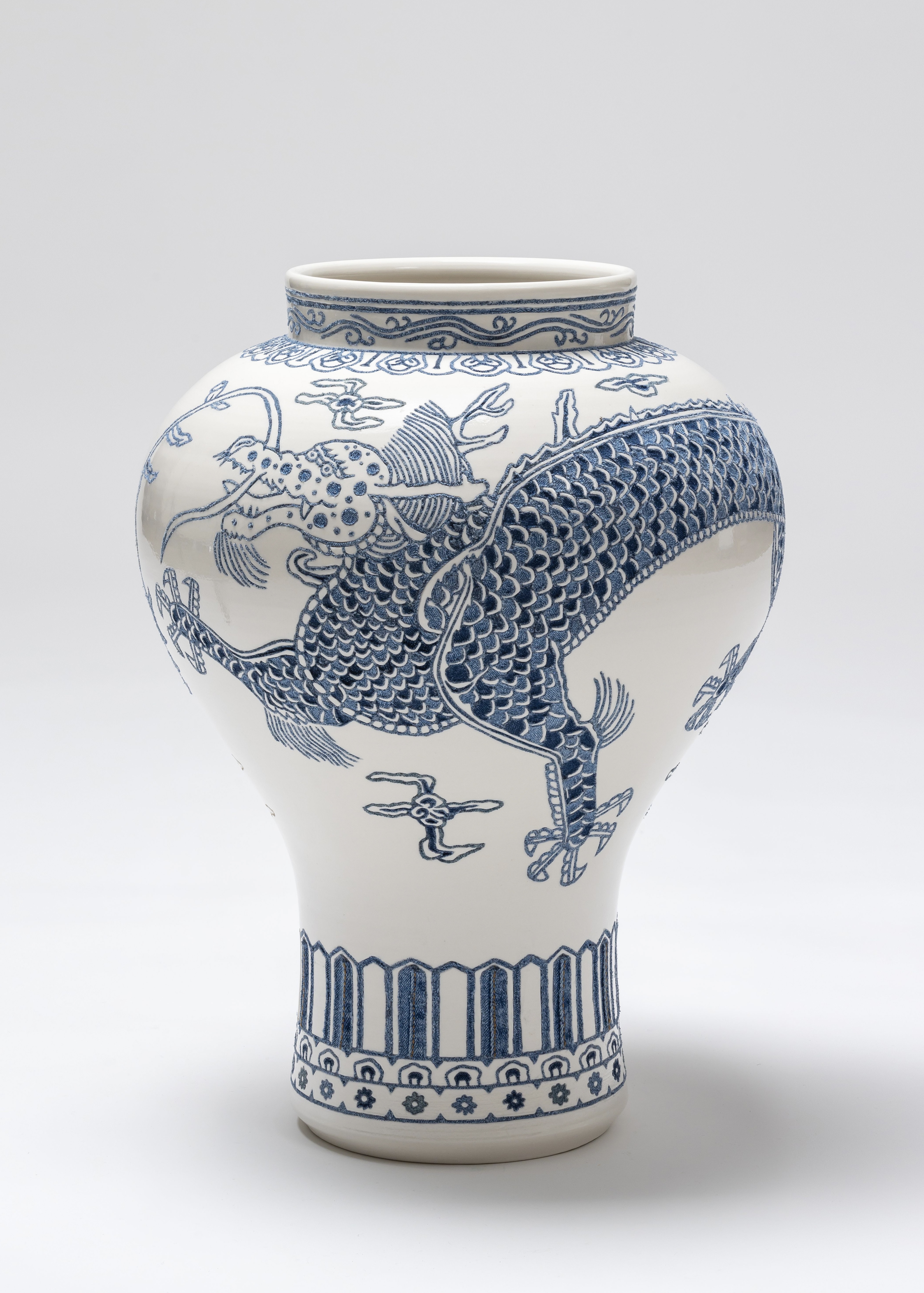 WEAR_백자데님상감운룡문준