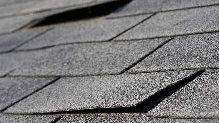 roof-wind-damage2_0006_loose-shingles.jpg