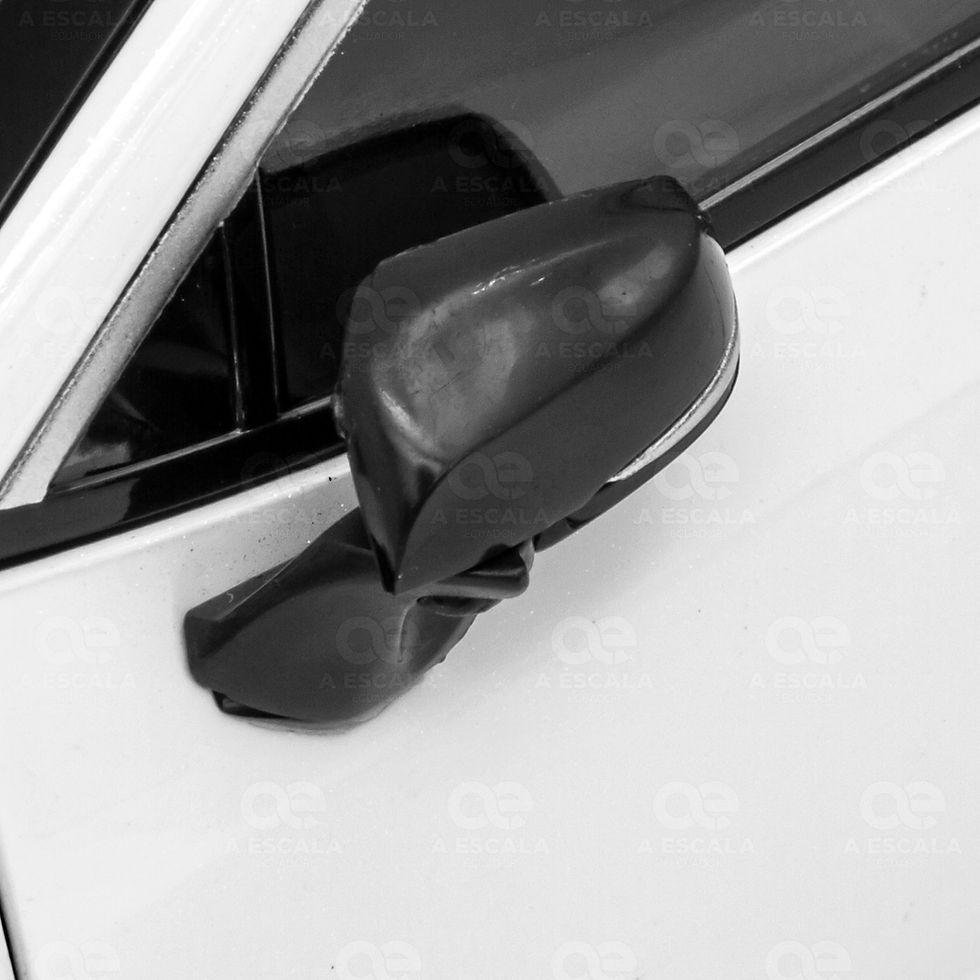 Miniatura: Réplica coleccionable a escala 1:18, 2023 Toyota Rav4 Hybrid, detalle retrovisor