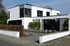 Modernes Wohngebäude mit Fokus auf Energieeffizienz und nachhaltige Gebäudetechnik