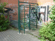 Graffiti auf Klinker, dank Kontragraffiti schnell und effektiv entfernt