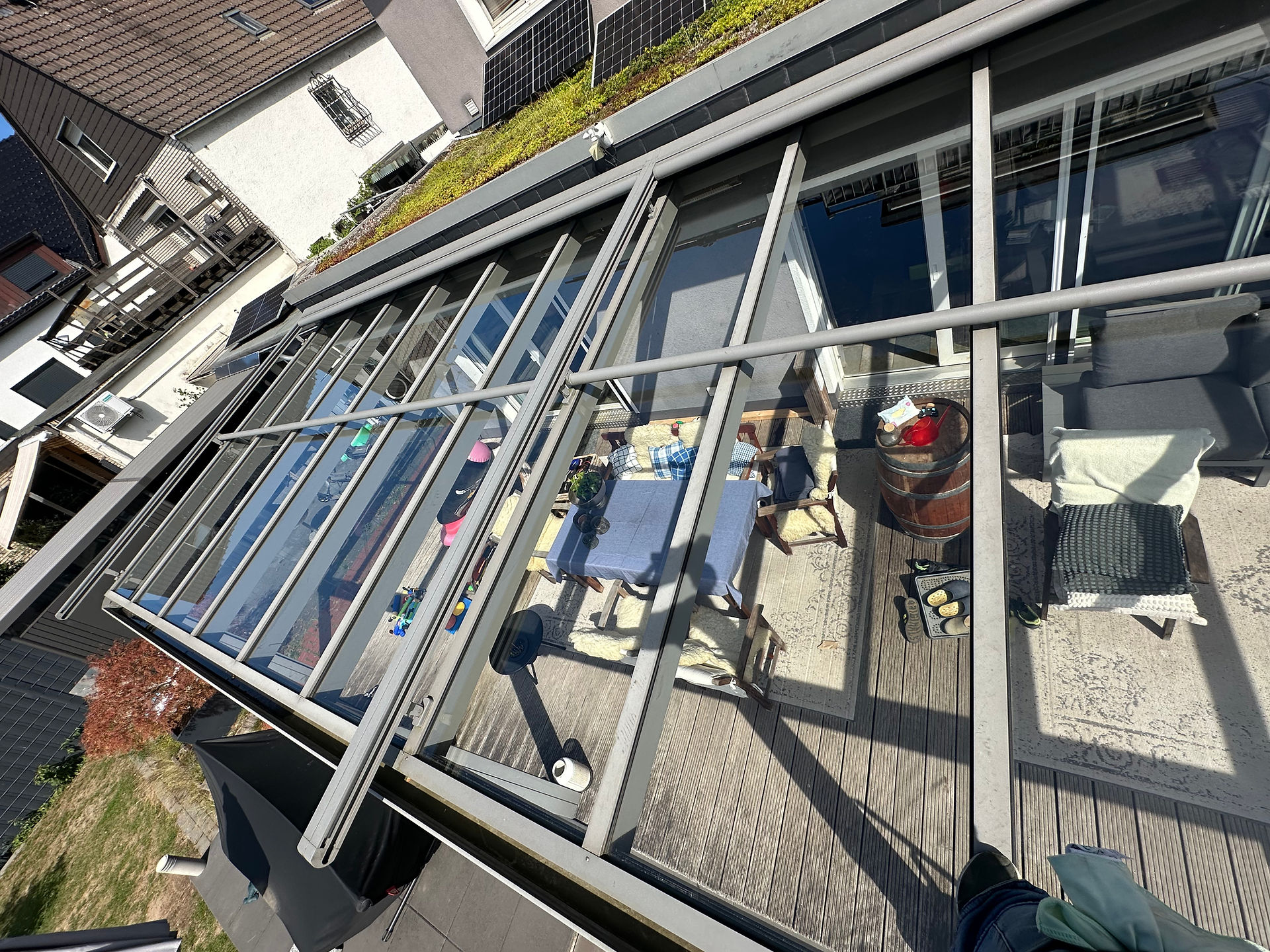 Sauberer Wintergarten in Hilden nach Glasreinigung, klare Sicht auf Seitenverglasung und Glasdach