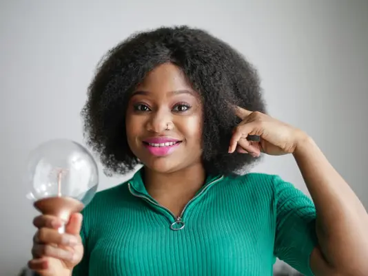 Frau tippt sich an die Schläfe