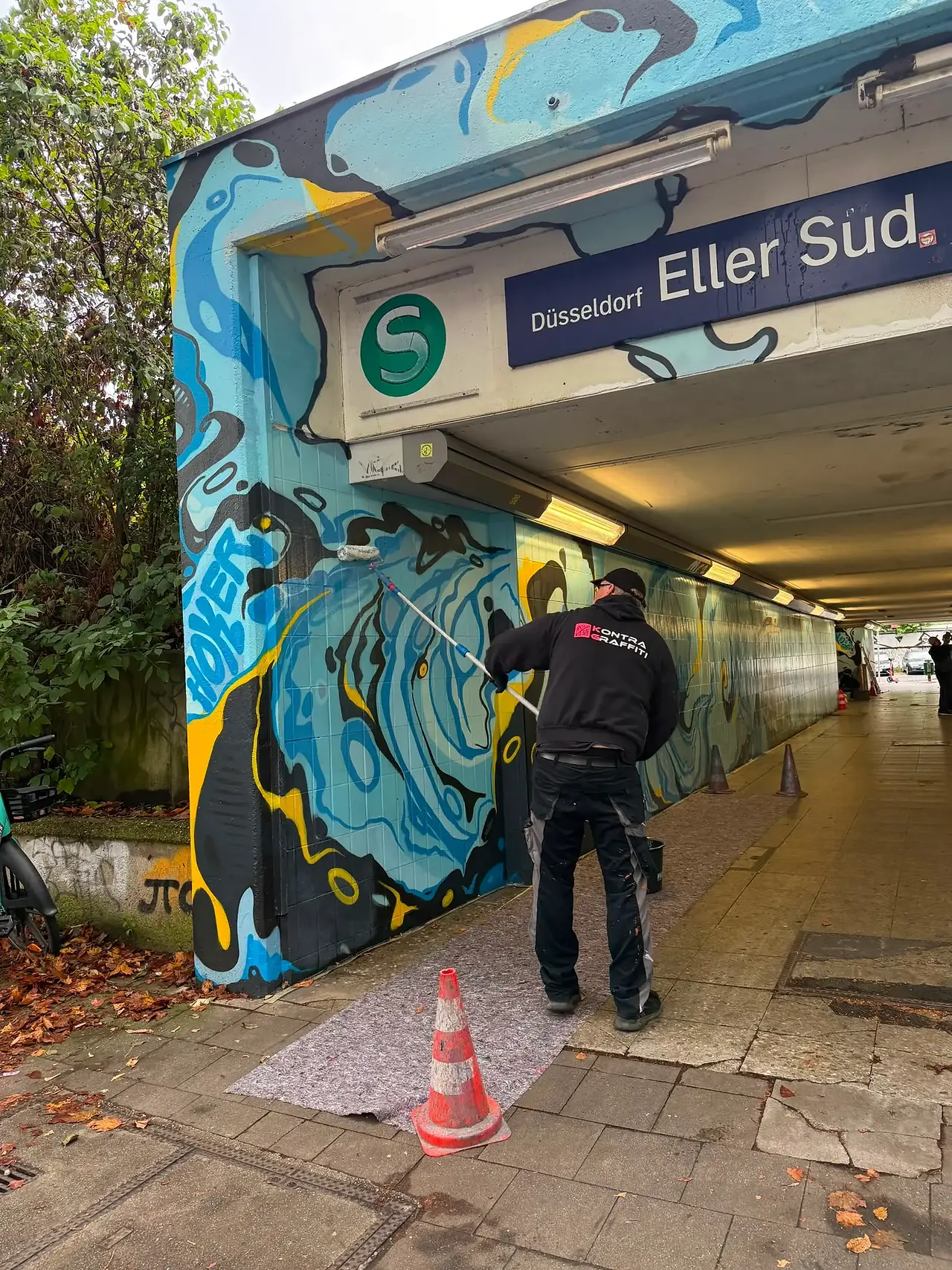 Wandbild mit Fachwerkhaus-Motiv nach Graffitischutz-Beschichtung, S-Bahnhof Eller Süd