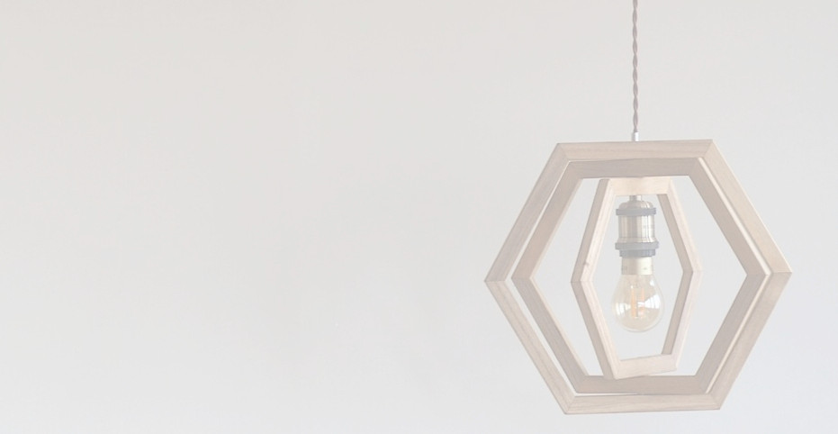 空間に立体感を生む、木製フレームのアート照明