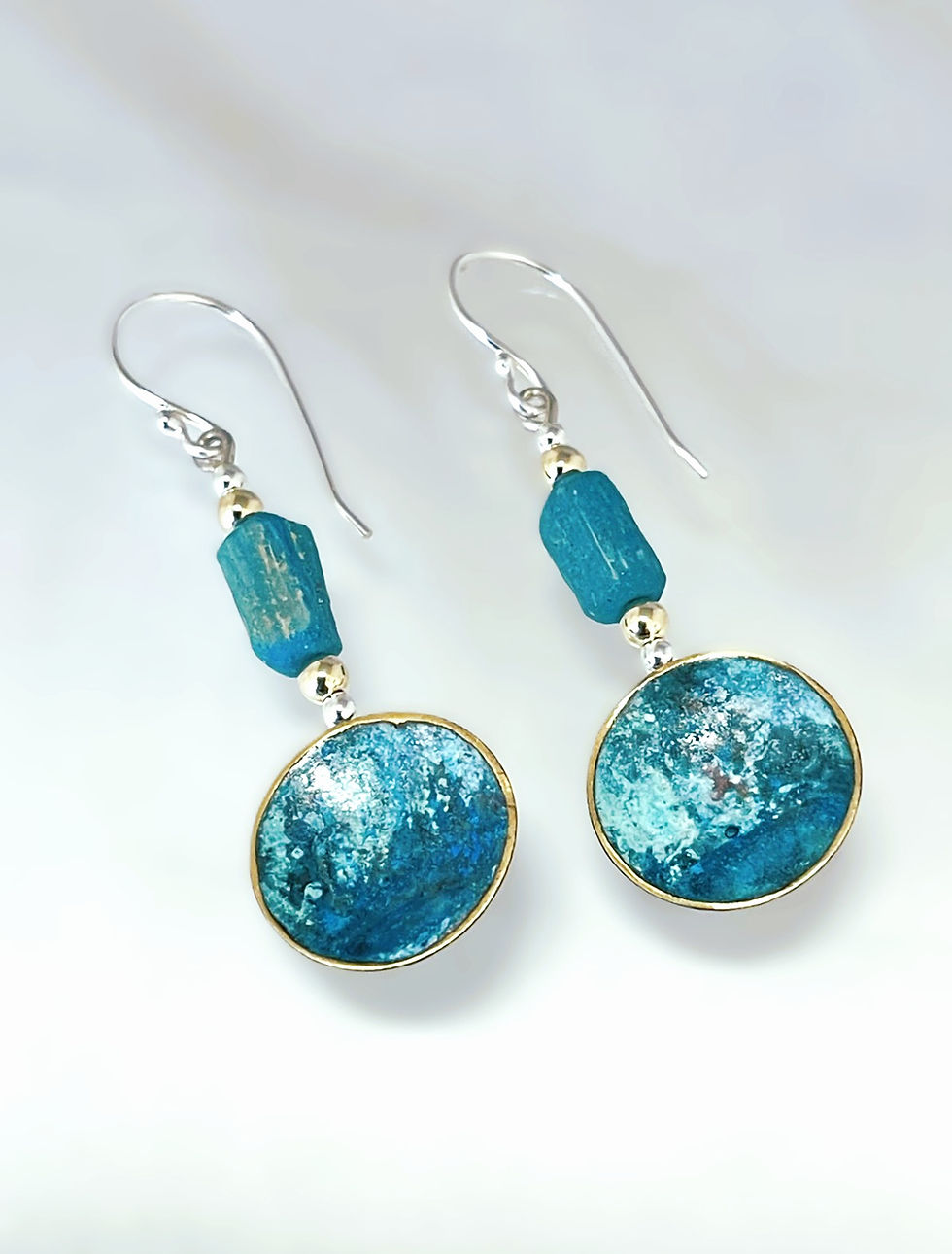 32. Ørepynt- Ptina art på messing.