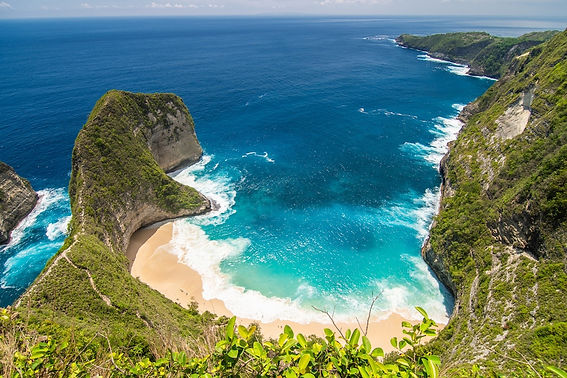 perfect-view-on-kelingking-beach-at-nusa-penida-island-indonesia_231208-1540[1].jpg