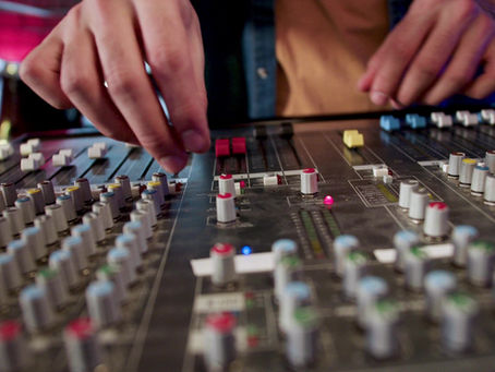 Diseño sonoro: el arte invisible que convierte un video en una experiencia