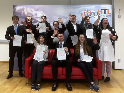Zeugnisse für die 4. Klasse Fachschule für Uhren- und Präzisionstechnik