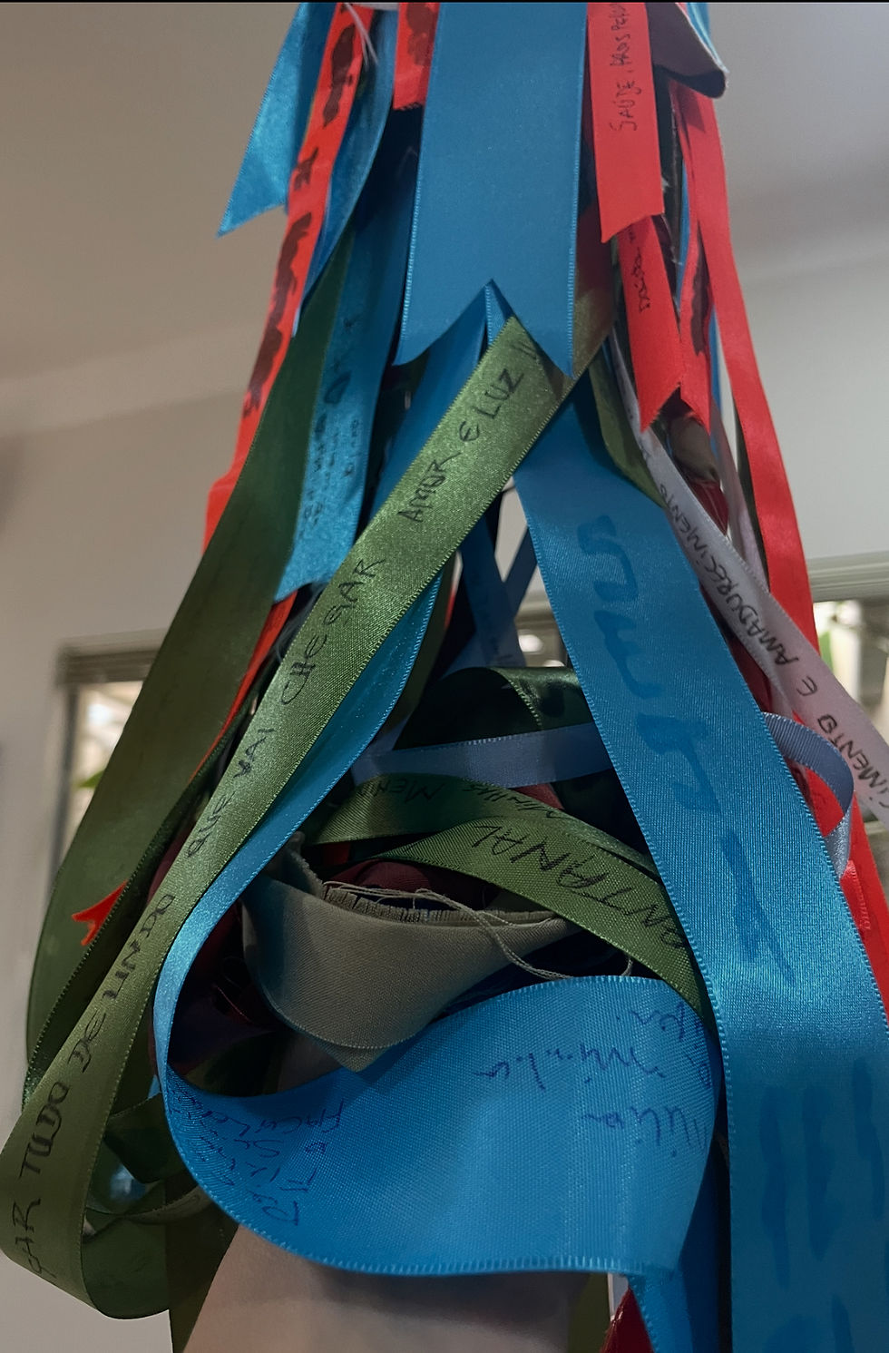 Colar com pedidos dos visitantes da POLCA