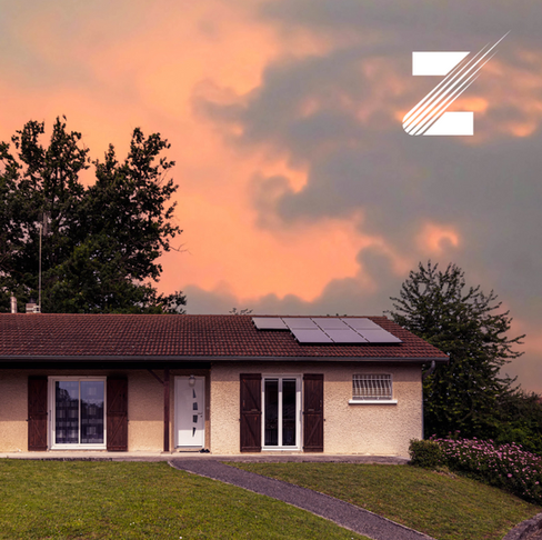 Une maison avec des panneaux solaires