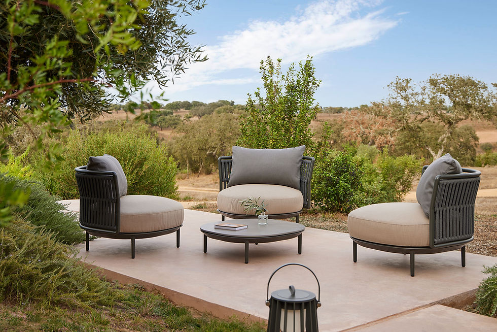 Mobiliario exterior premium de Intermobel en espacio mediterráneo contemporáneo en Mallorca