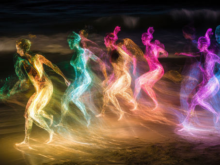 Silhouettes lumineuses représentant des corps en mouvement, illustrant l’énergie et l’adaptation musculaire.