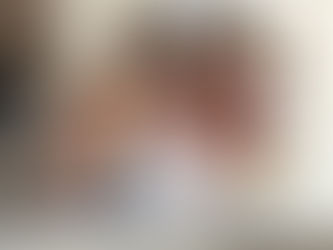 Couple examinant des reçus et documents fiscaux à la maison, période de déclaration de revenus