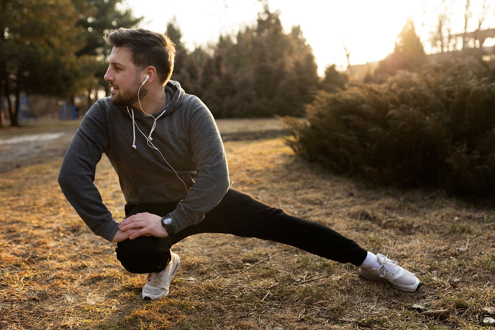 Homme réalisant un étirement des jambes à l’extérieur, dans une approche lente et contrôlée.