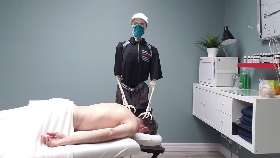 Senior Oscar Edente, squelette de la clinique, se tient debout près d’une table de massage dans une salle de traitement.